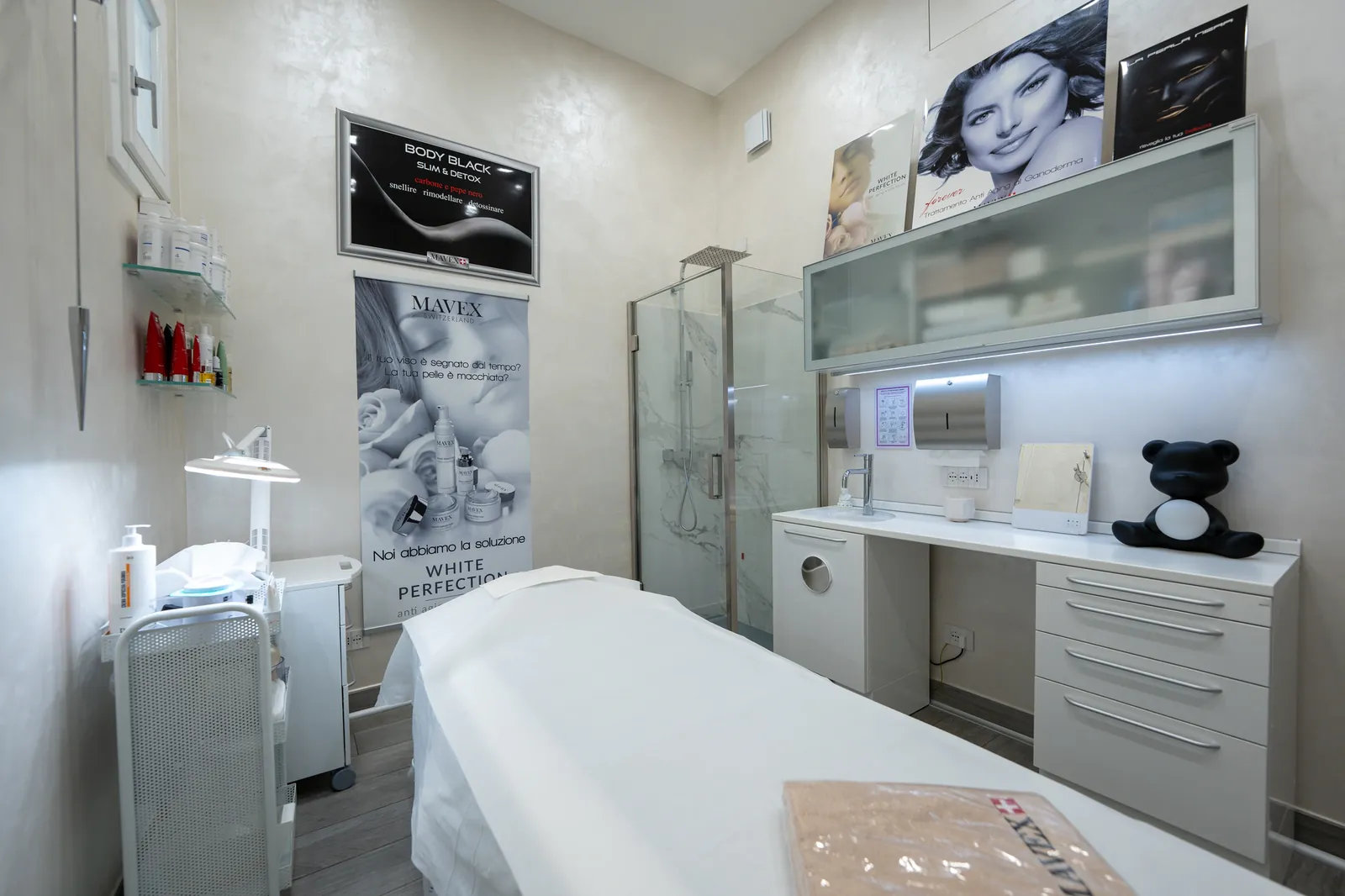 Cabina con lettino, lavabo e attrezzature estetiche