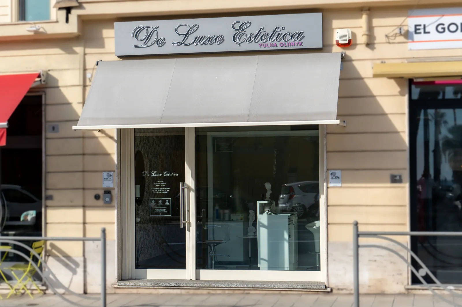 La vetrina di DeLuxe Estetica in Via Roma 11 a Sanremo