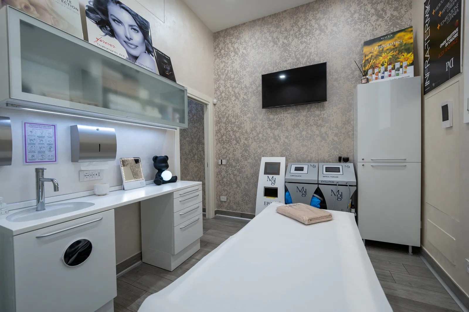Cabina trattamenti con lettino e carrello professionale